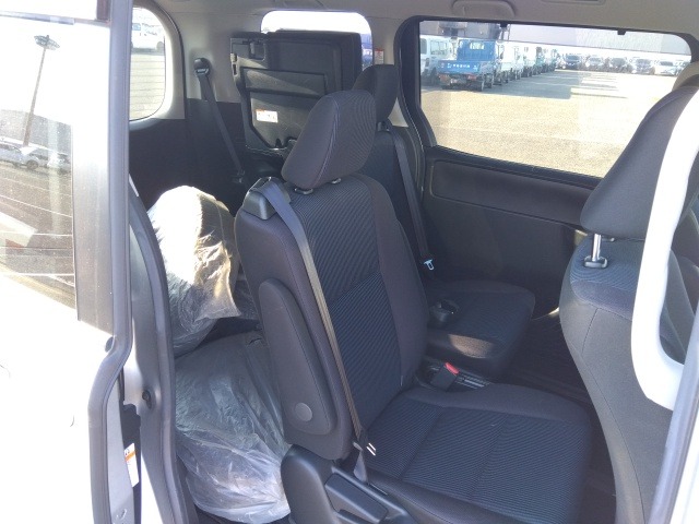 TOYOTA NOAH NON HYBRID (X-PKG)