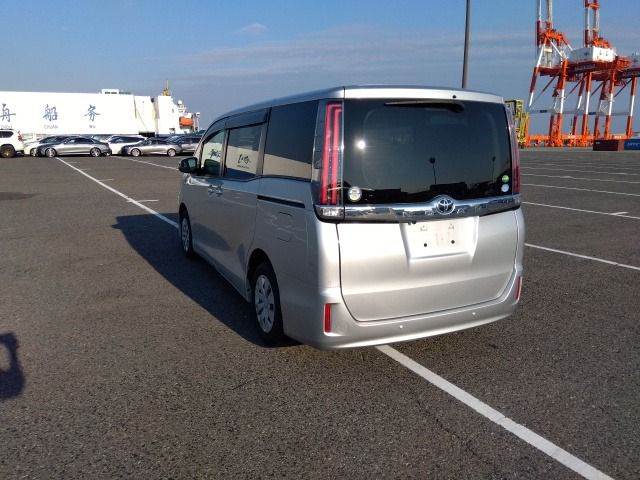 TOYOTA NOAH NON HYBRID (X-PKG)