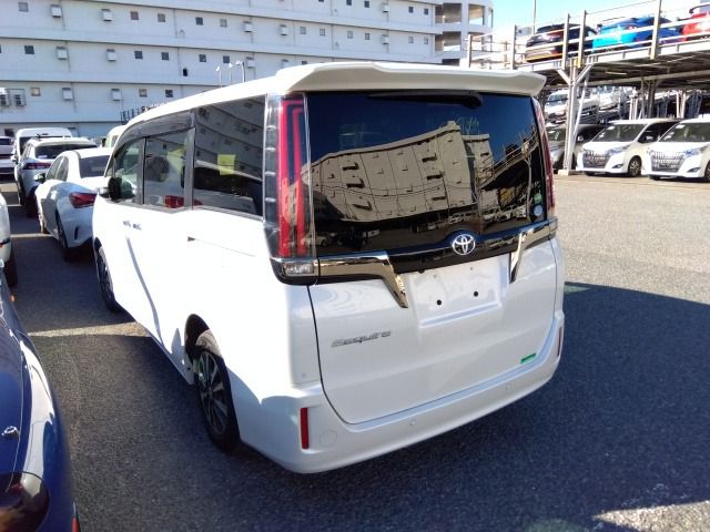 TOYOTA ESQUIRE (GI PREMIUM PKG)