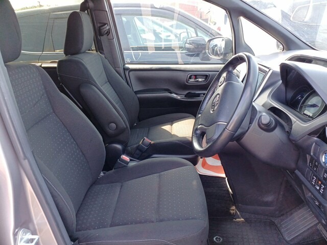 TOYOTA NOAH (G-PKG) PUSH START HYBRID