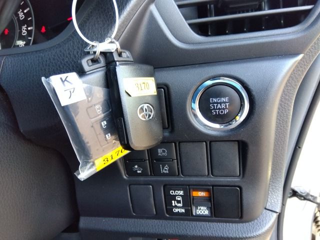 TOYOTA NOAH NON HYBRID (X-PKG)